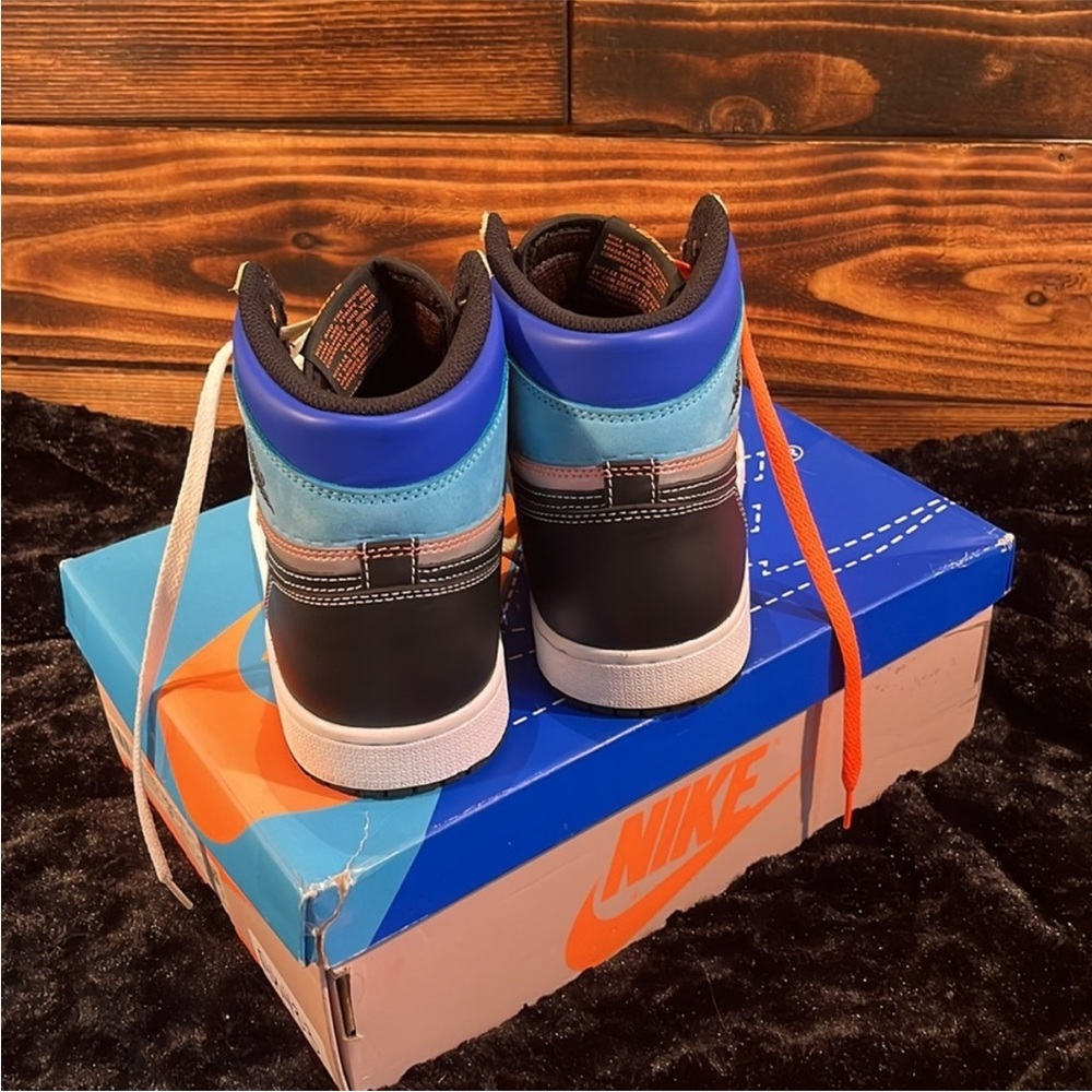 Nike Air Jordan 1 Retro High OG - Picture 5 of 8